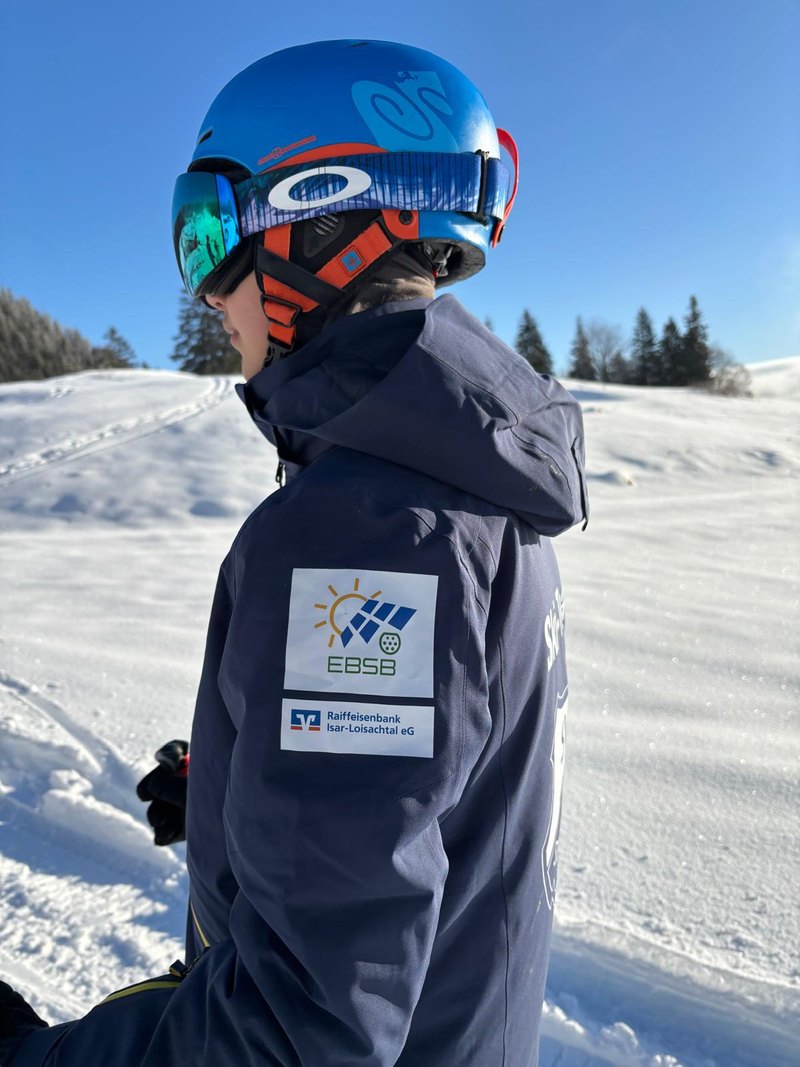 Athlet mit EBSB-Sponsorenaufnäher auf der Skijacke